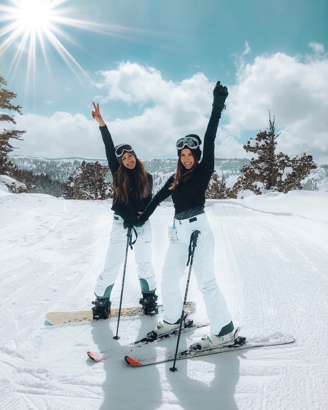 Picture of Jessica and Sarah, the Co-Owners and Co-Founders of Elevate Skiing